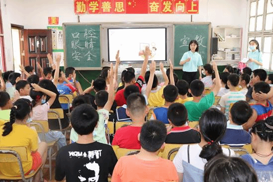 7月17日,实践团队在为小学生们宣教中进行问答互动,并为小学生们颁发小奖品